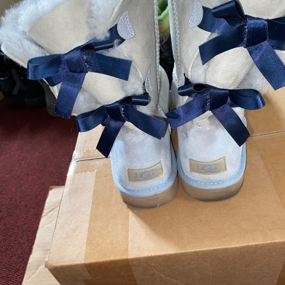 Size 10 Light Blue Uggs With Bows - Picture 3 of 10